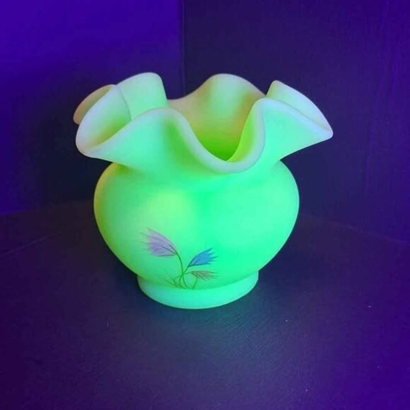 Vtg Fenton UV Reactive Custard Satin Hand-Painted Ruffled Vase - Picture 7 of 9